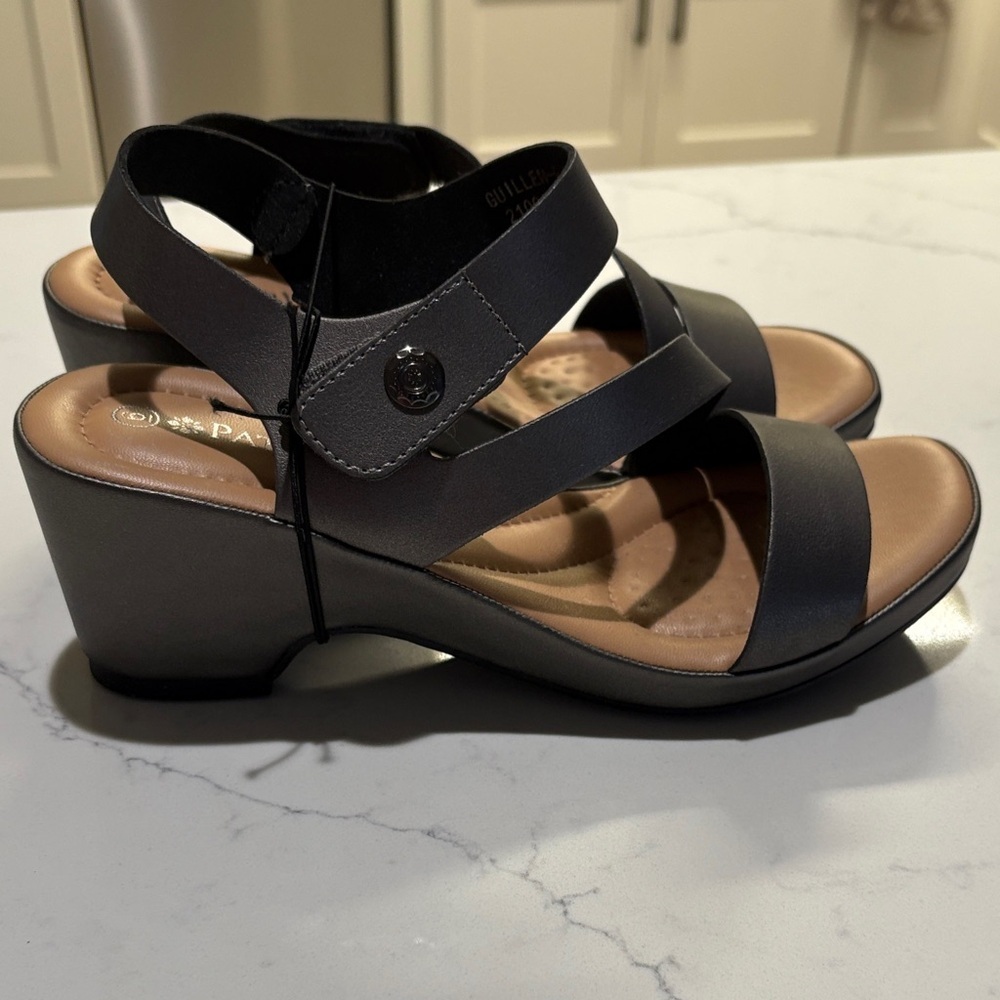 Chic  Strappy Women's Sandals New never worn - Picture 8 of 8